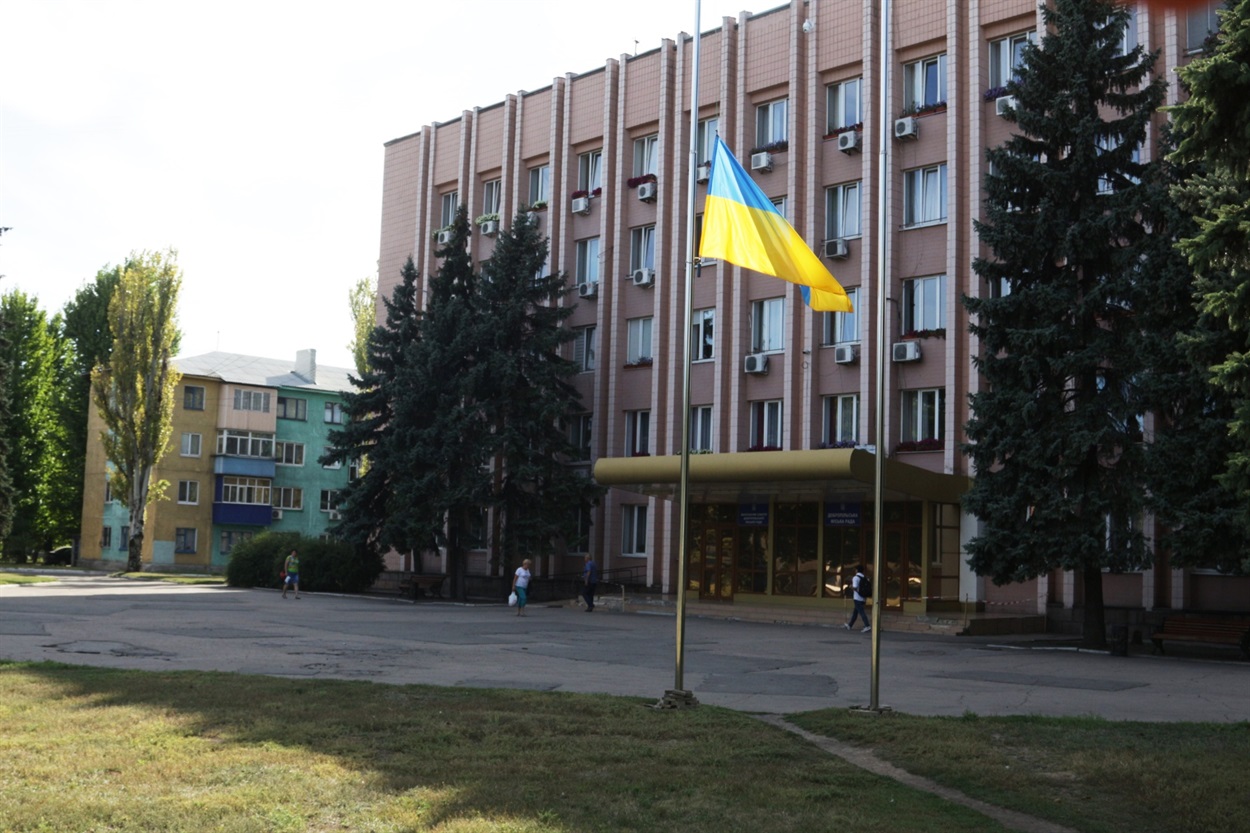 Приспущений прапор біля Добропільської міської ради