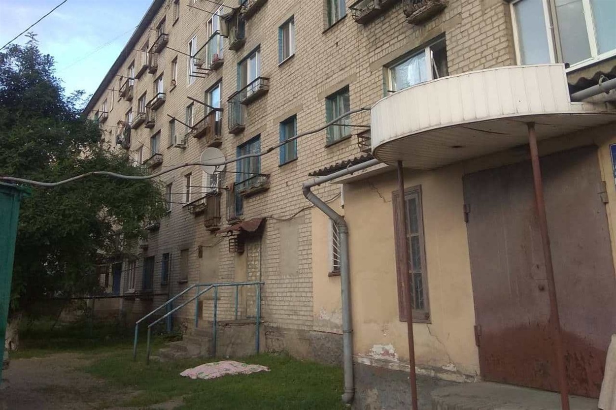 Доки чекали "швидку" тіло чоловіка накрили простирадлом