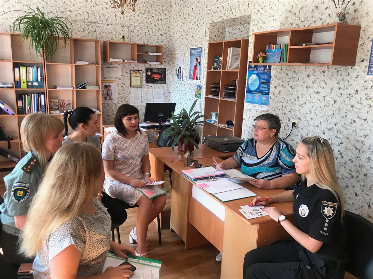 Працівники поліції проводять зустрічі з колективами підприємств та шкіл