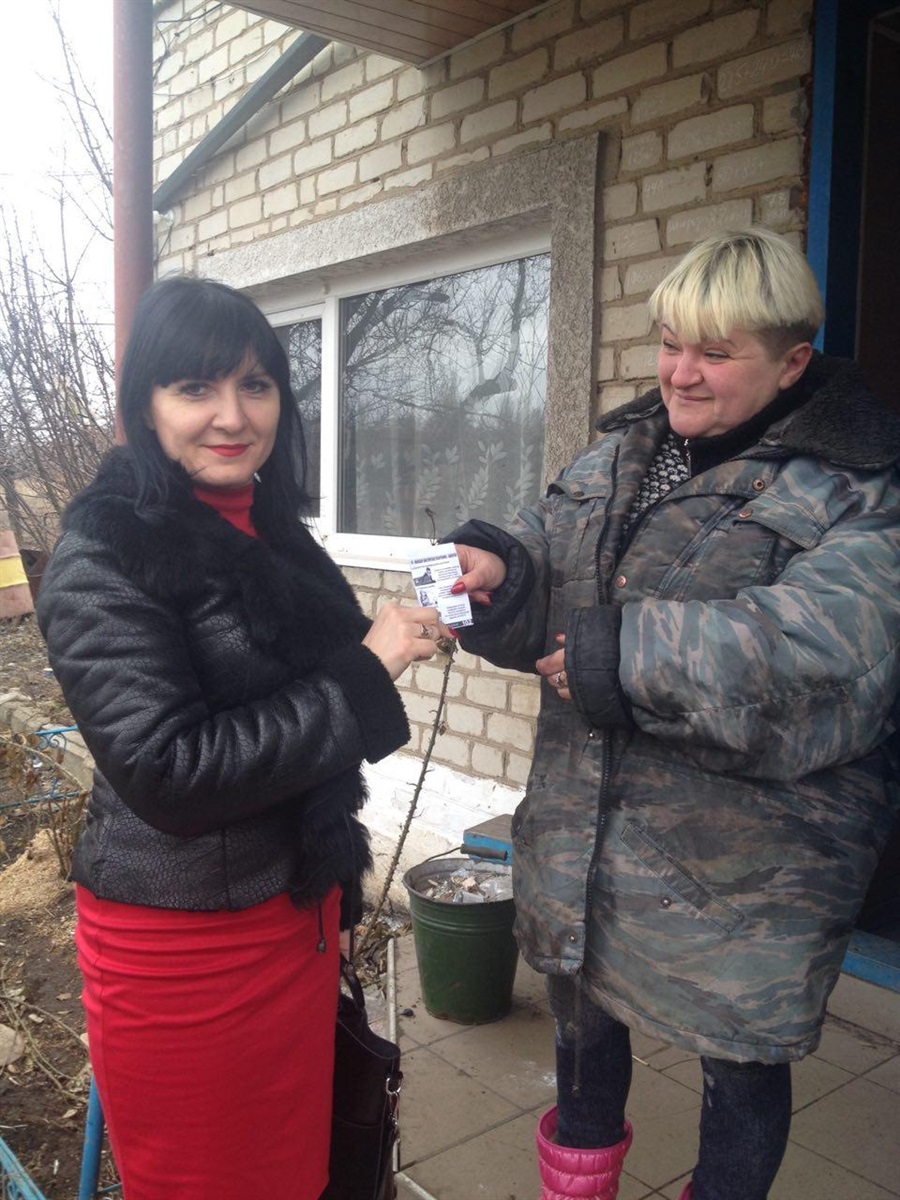 Представники поліції Добропілля розносили пам'ятки з правилами, які допоможуть вберегтися від шахраїв