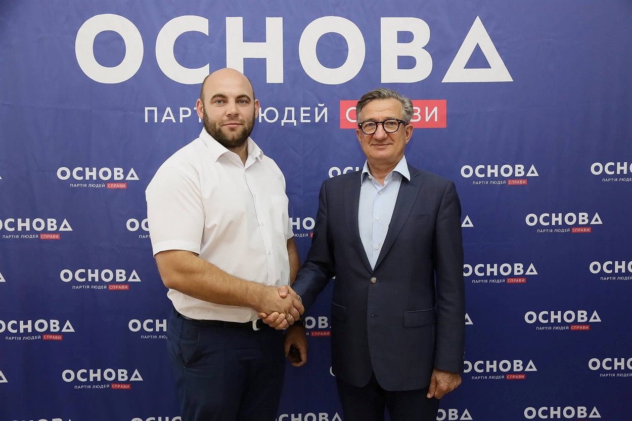 Віталій Кличов також є керівником партії "Основа" в Добропіллі https://osnovaparty.org/name_faces/vitalyi-klychov/