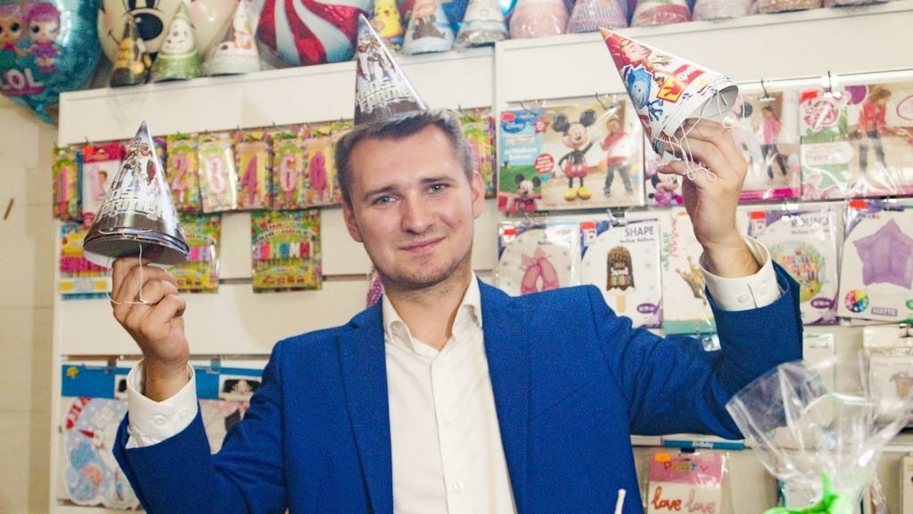 Власник івент-студії Добропілля Дмитро Горбанович тримає святкову атрибутику