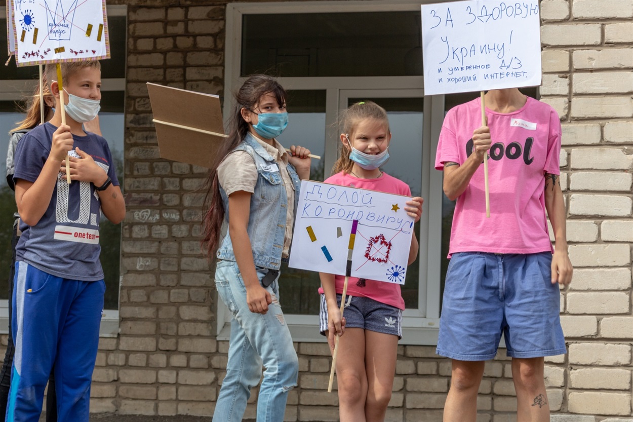 Учні школи в Трьохізбенці протестують проти коронавірусу