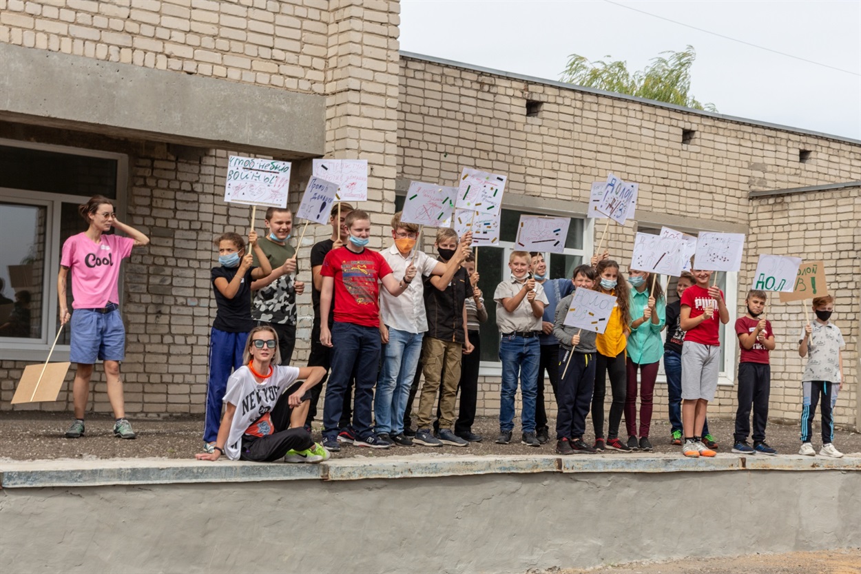 Учні школи в Трьохізбенці з плакатами