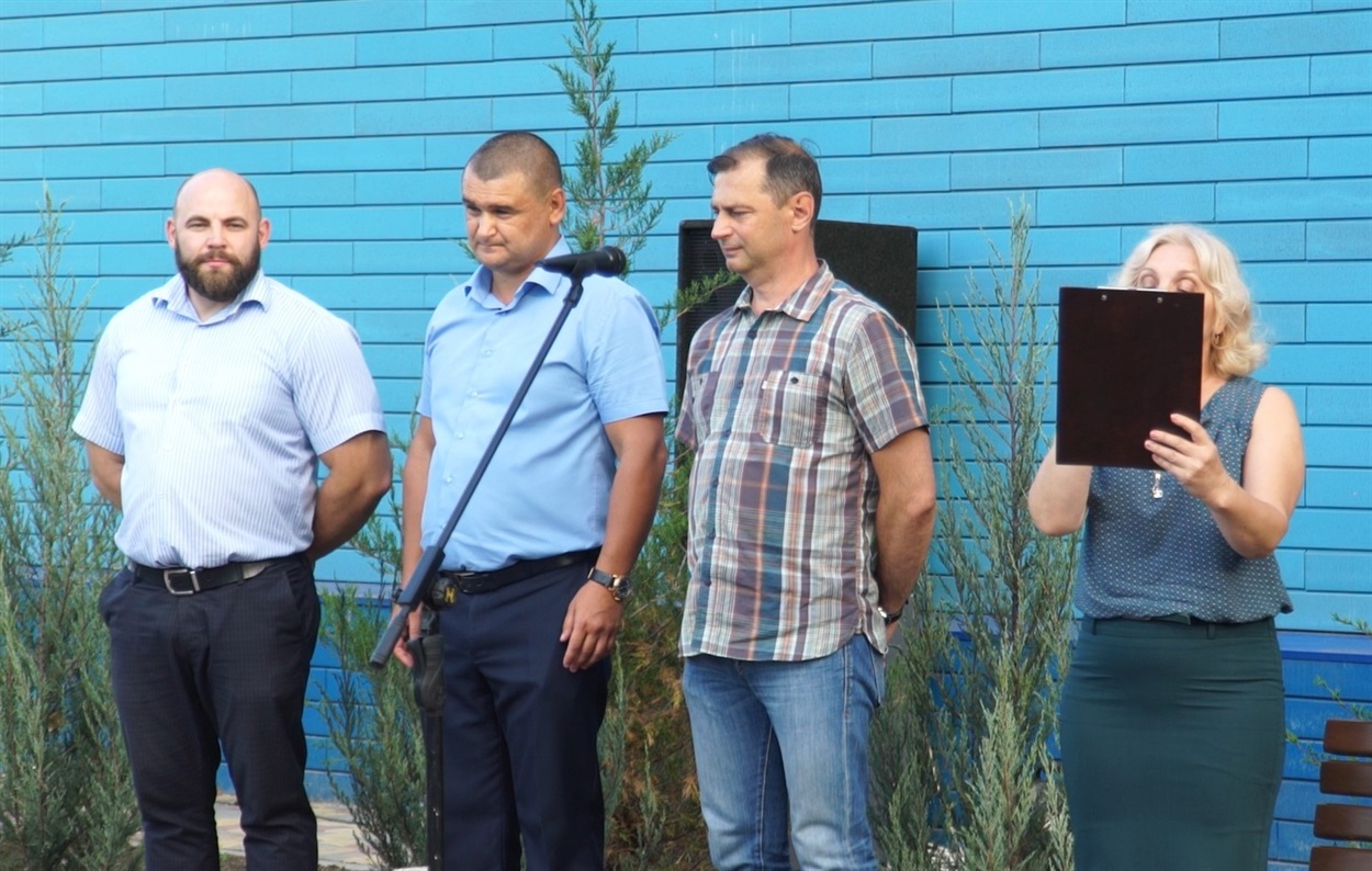 Фото з відкриття майданчиків у Білозерському. У мікрофона представники Добропільської місцевої влади:  В. Кличов та О. Галицький та заступник начальника обласного департаменту фізкультури та спорту.