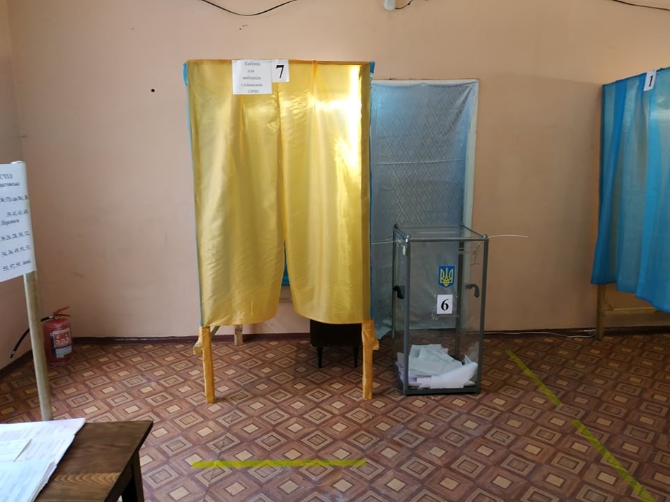 Кабінка для виборців з ознаками ГРВІ