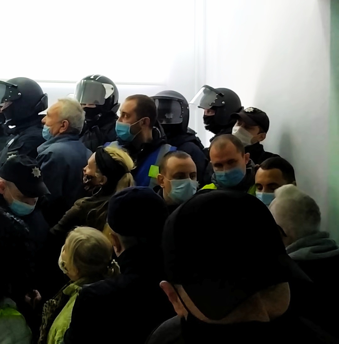 Сутички з поліцією перед початком сесії міськради в Маріуполі