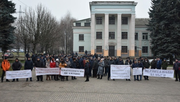 Горняки шахты “Краснолиманская” из-за зарплатных долгов пикетировали Донецкую ОГА