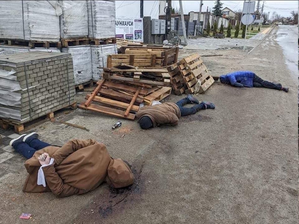 Тіла розстріляних чоловіків та жінок зі зв‘язаними руками. Місто Буча, що біля Києва.